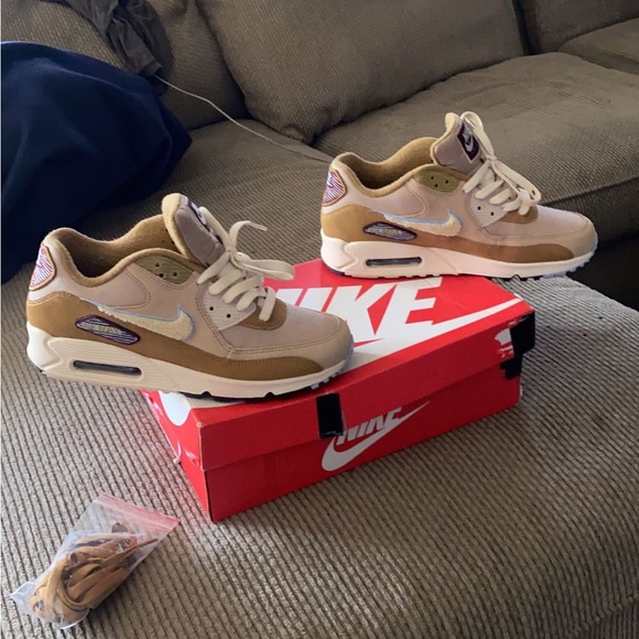 Nike air max 1 they come with 2 different color laces to match the shoes. - Picture 3 of 5